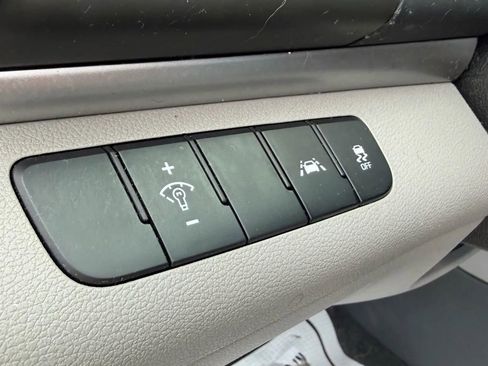 Used 2020 Hyundai Elantra SE FWD image 15
