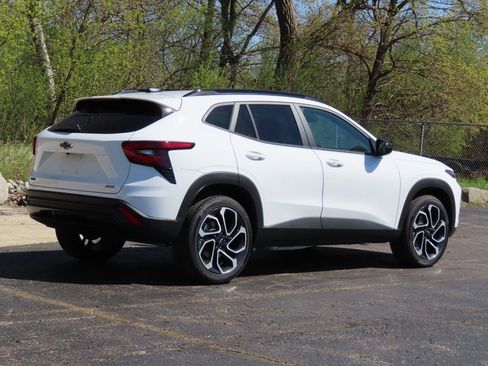 New 2026 Chevrolet Trax RS w/ Sunroof Package FWD image 3