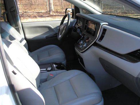 Used 2017 Toyota Sienna image 8