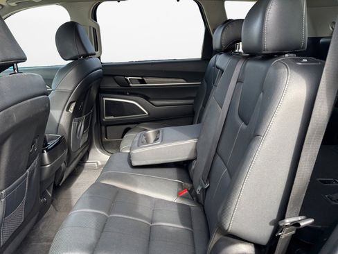 Used 2022 Kia Telluride EX image 16