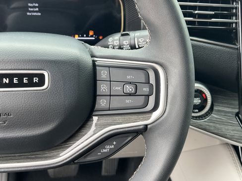 Used 2022 Jeep Wagoneer Series II w/ Convenience Group I image 12