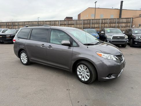 Used 2013 Toyota Sienna LE w/ Towing Pkg AWD/4WD image 9