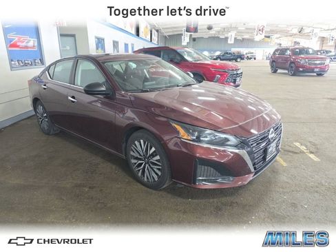 Used 2024 Nissan Altima 2.5 SV FWD image 1