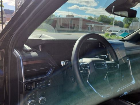 Used 2025 GMC Yukon Denali AWD/4WD image 13