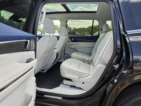Used 2026 Buick Enclave Avenir w/ Super Cruise Package AWD/4WD image 5