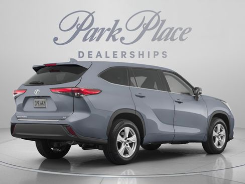 Used 2021 Toyota Highlander XLE FWD image 3