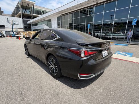 Used 2021 Lexus ES 300h w/ Premium Package FWD image 3