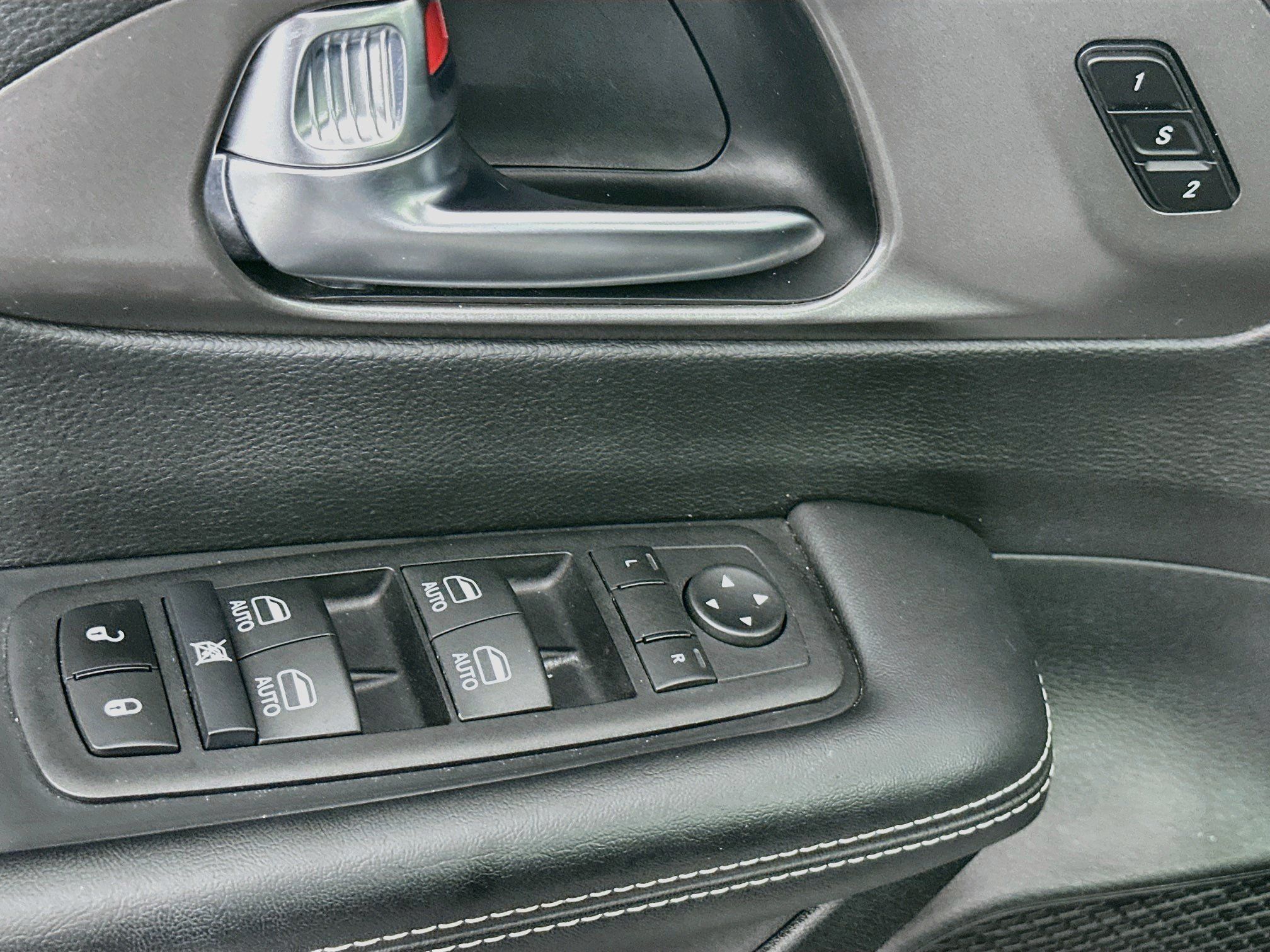Used 2025 Chrysler Pacifica Select FWD image 15