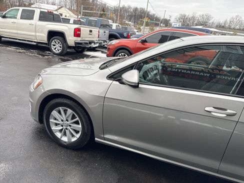Used 2017 Volkswagen Golf S image 4