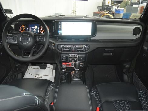 Used 2024 Jeep Wrangler Unlimited Sport AWD/4WD image 30
