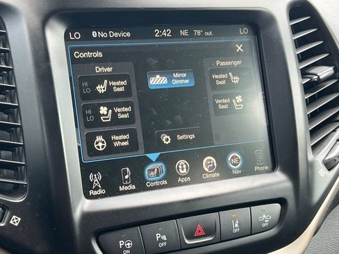 Used 2018 Jeep Cherokee Limited w/ Luxury Group AWD/4WD image 12