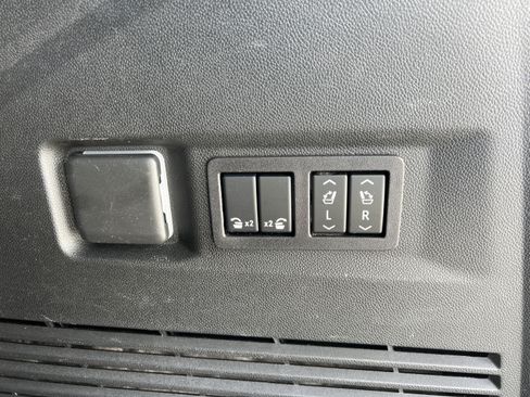 Used 2025 GMC Yukon AT4 w/ AT4 Premium Package AWD/4WD image 28