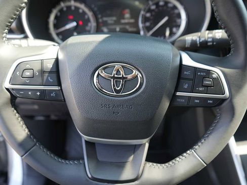 Used 2022 Toyota Highlander XLE AWD/4WD image 18