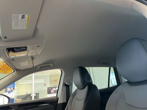 Certified 2025 Volkswagen Tiguan SE AWD/4WD image 11