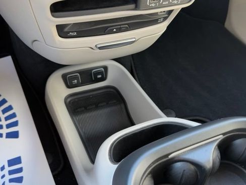 Used 2021 Chrysler Pacifica Touring-L w/ Uconnect Theater Family Group FWD image 23