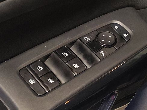 Used 2023 Nissan Pathfinder S image 27