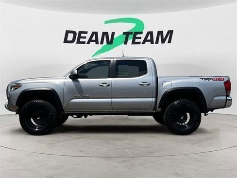 Used 2017 Toyota Tacoma TRD Off-Road w/ Tow Package (A/T) image 5