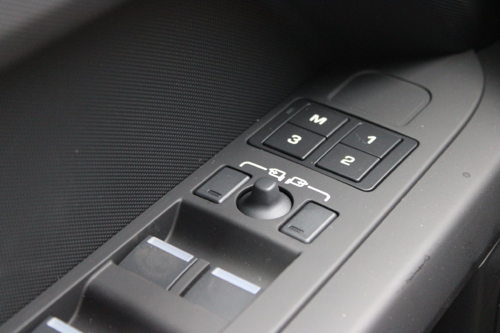 New 2026 Land Rover Defender 130 X-Dynamic SE AWD/4WD image 17