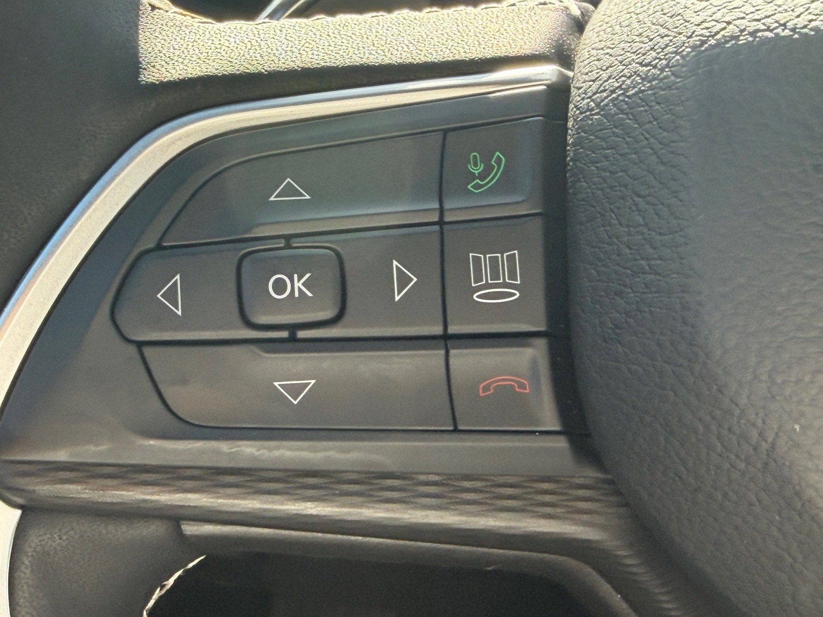Used 2025 Jeep Grand Cherokee Laredo w/ MOPAR Finishing Package RWD image 28