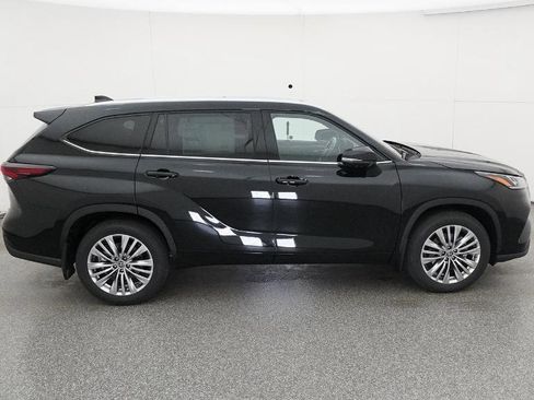 New 2026 Toyota Highlander Platinum image 27