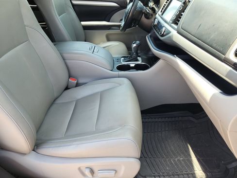 Used 2017 Toyota Highlander AWD V6 image 17