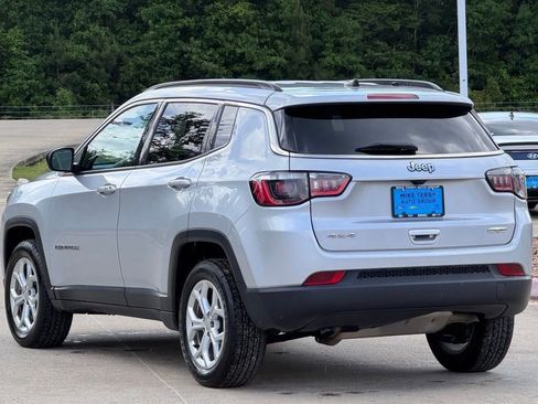 Used 2024 Jeep Compass Latitude image 11