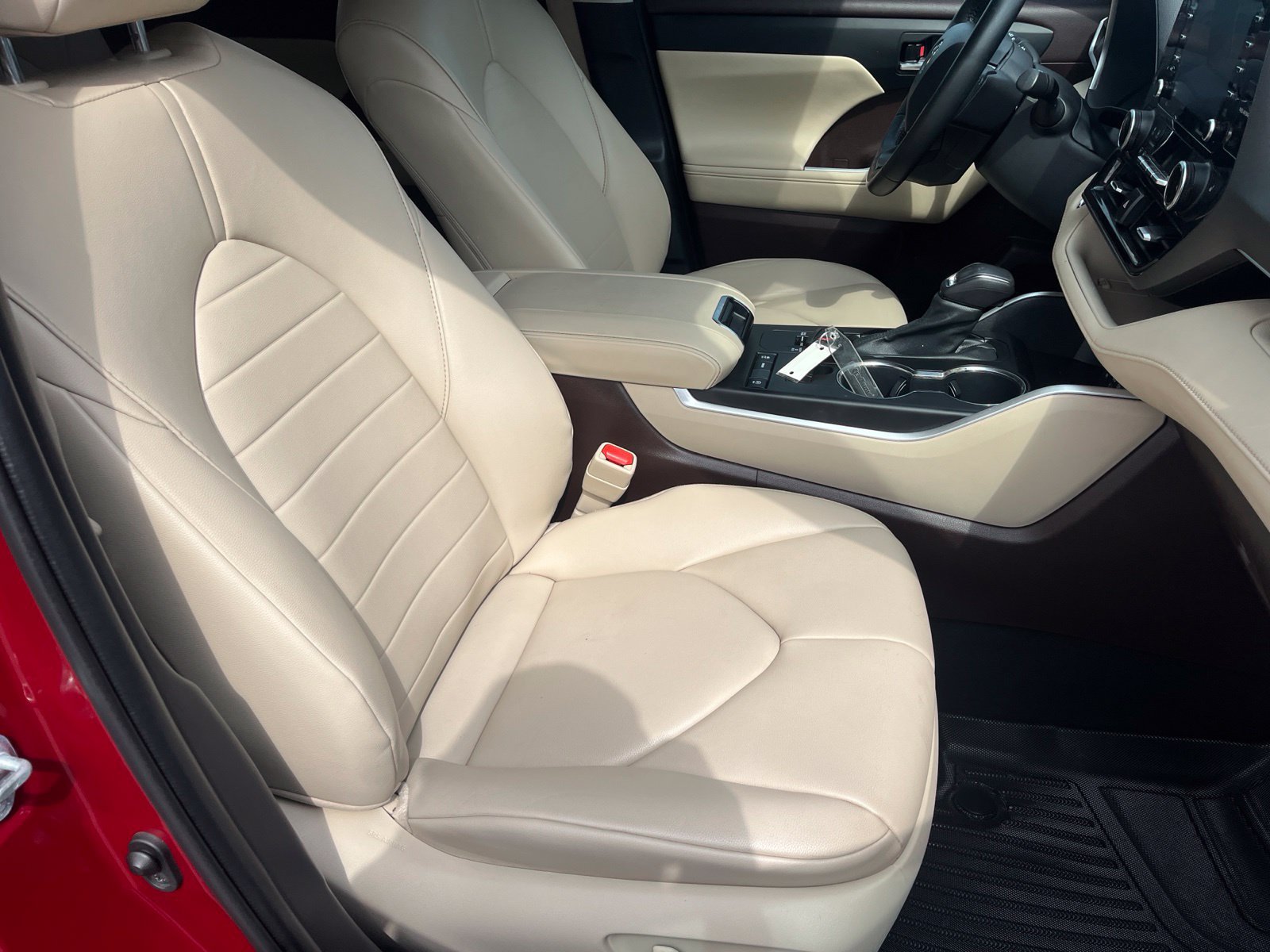 Used 2022 Toyota Highlander XLE FWD image 15