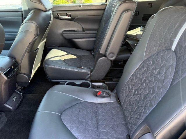 Used 2024 Toyota Highlander XLE FWD image 26