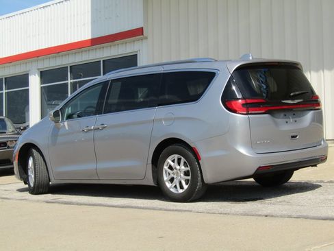 Used 2021 Chrysler Pacifica Touring-L FWD image 10