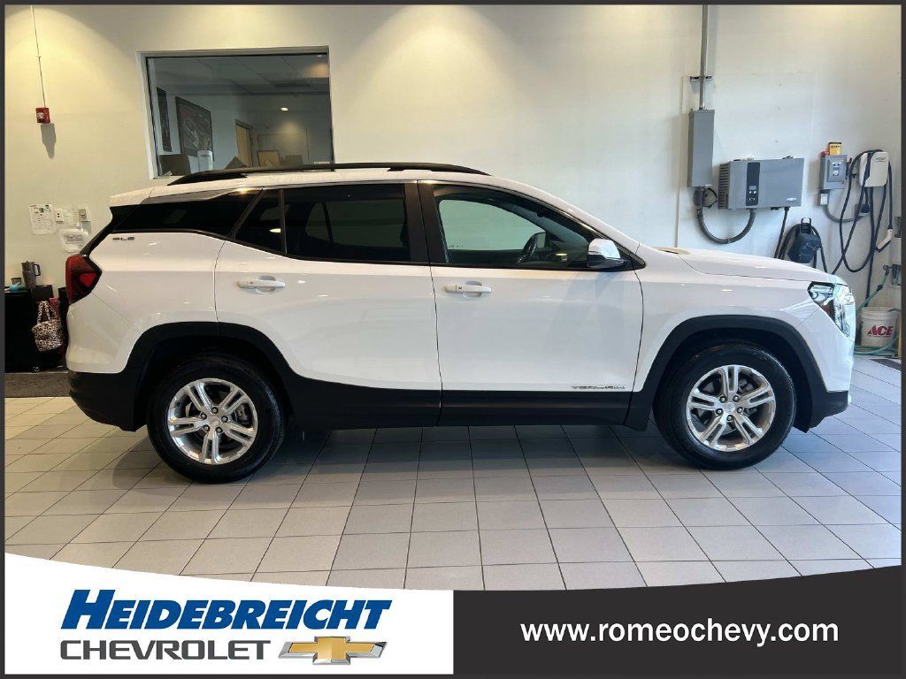 Used 2024 GMC Terrain SLE w/ Driver Convenience Package FWD image 2