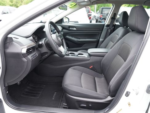 Used 2025 Nissan Altima 2.5 SV FWD image 4