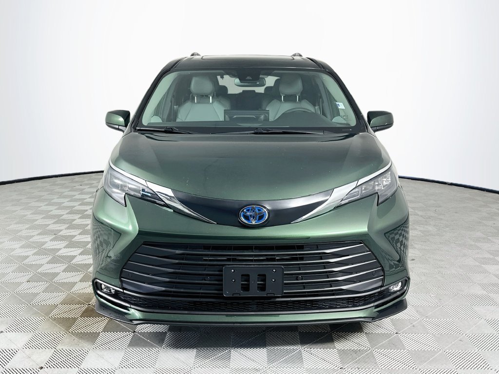 Used 2025 Toyota Sienna XLE AWD/4WD image 2