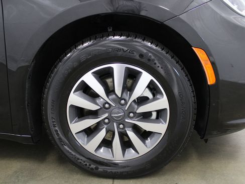 Used 2024 Chrysler Pacifica Limited FWD image 5