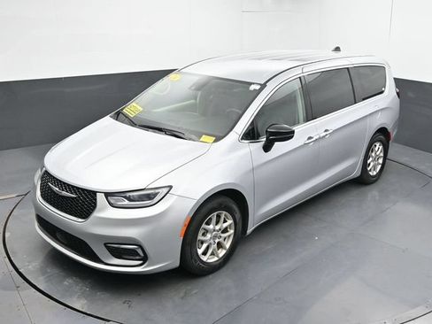 Used 2024 Chrysler Pacifica Touring-L FWD image 40