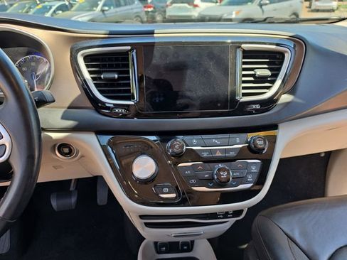 Used 2017 Chrysler Pacifica Touring-L FWD image 18