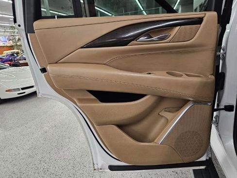 Used 2019 Cadillac Escalade Platinum image 27