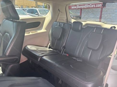 Used 2022 Chrysler Pacifica Touring-L FWD image 17