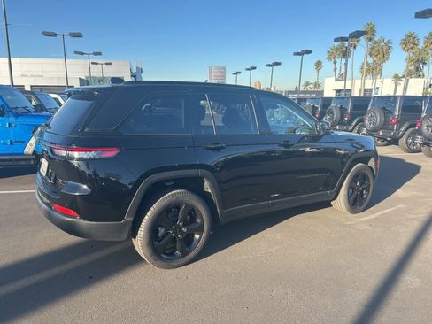 Used 2023 Jeep Grand Cherokee Limited w/ Black Appearance Package image 35