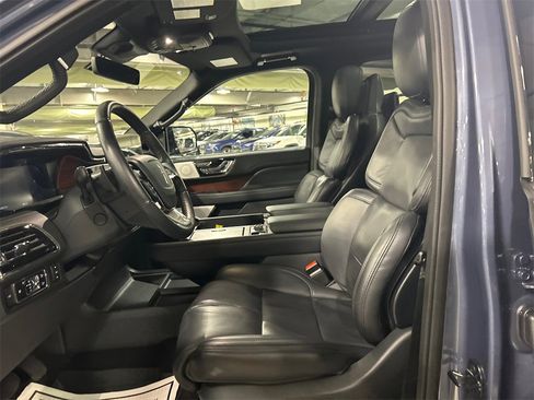 Used 2023 Lincoln Navigator Reserve image 10