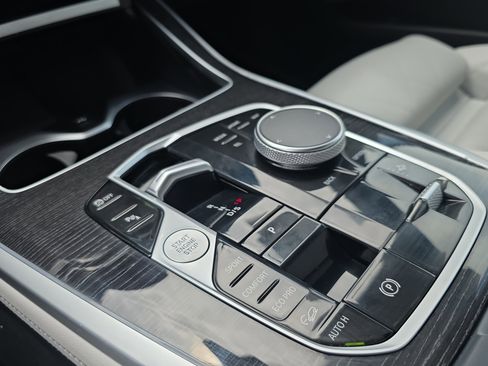 Used 2023 BMW X7 xDrive40i w/ M Sport Package AWD/4WD image 32