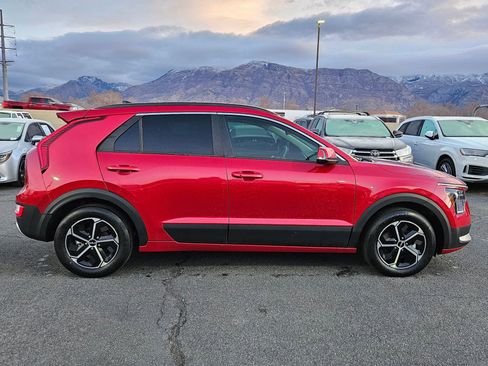 Used 2023 Kia Niro EX image 2