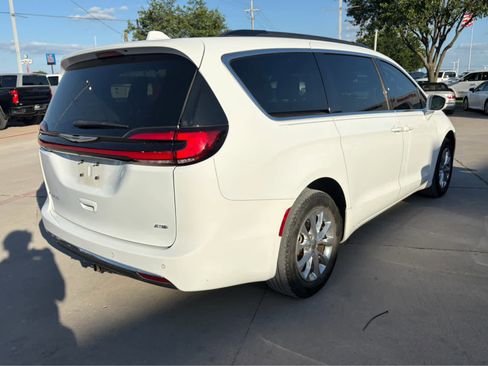 Used 2022 Chrysler Pacifica Touring-L AWD/4WD image 3