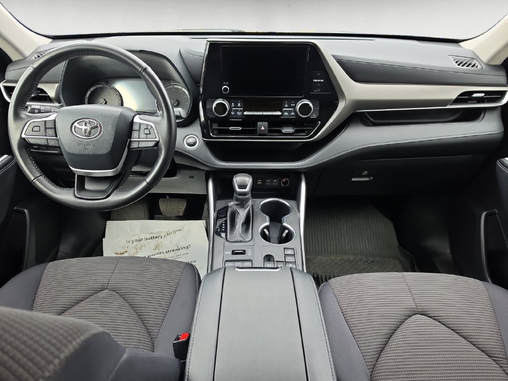 Used 2024 Toyota Highlander LE AWD/4WD image 11