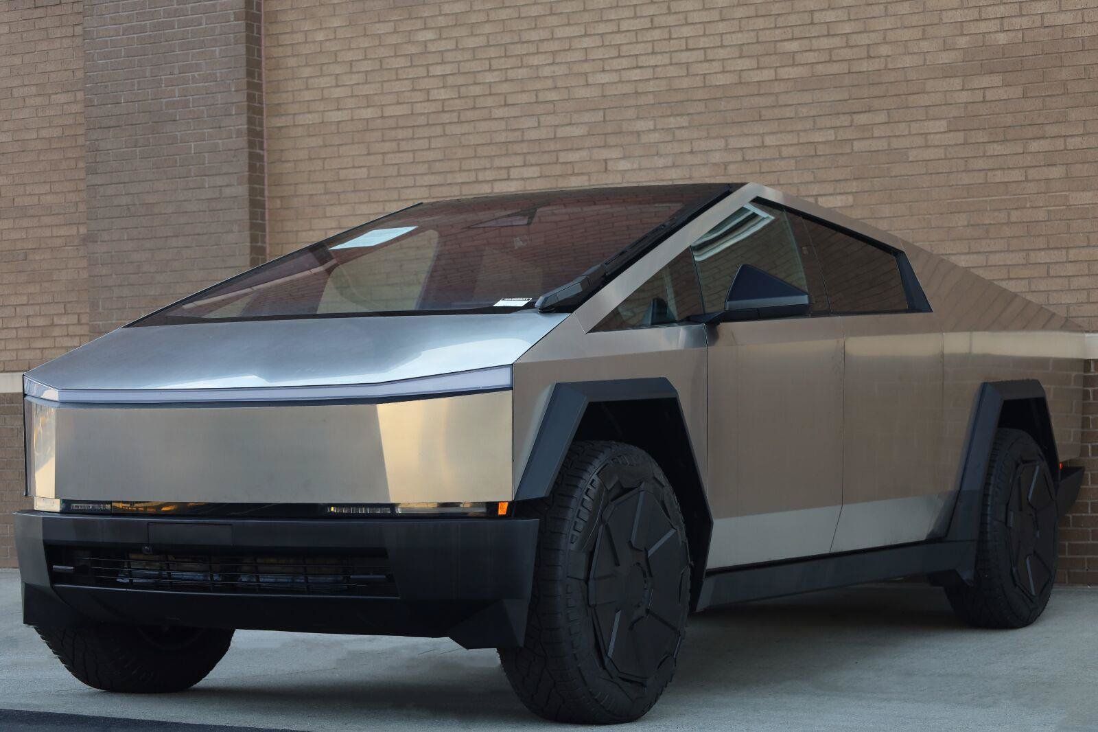 Used 2024 Tesla Cybertruck AWD Crew Cab image 7