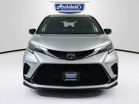 Used 2023 Toyota Sienna XSE AWD/4WD image 2
