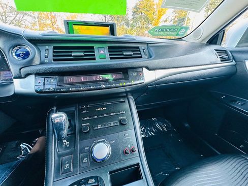 Used 2011 Lexus CT 200h Premium image 34