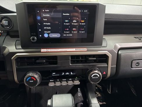Used 2025 Toyota Tacoma SR5 AWD/4WD image 15