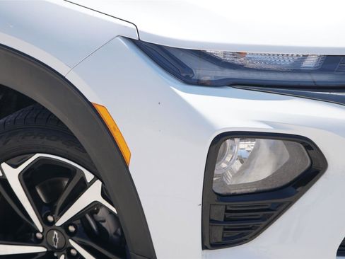 Used 2021 Chevrolet TrailBlazer RS w/ Technology Package FWD image 3