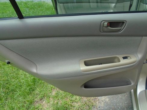 Used 2004 Toyota Camry LE FWD image 18