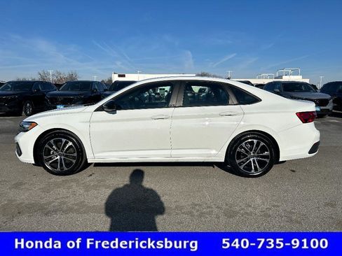 Used 2024 Volkswagen Jetta Sport image 3